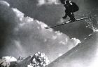 Czarno białe zdjęcie - stare. narciarza w podskoku - na stoku w górach