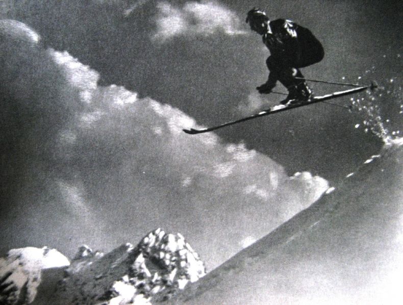Czarno białe zdjęcie - stare. narciarza w podskoku - na stoku w górach