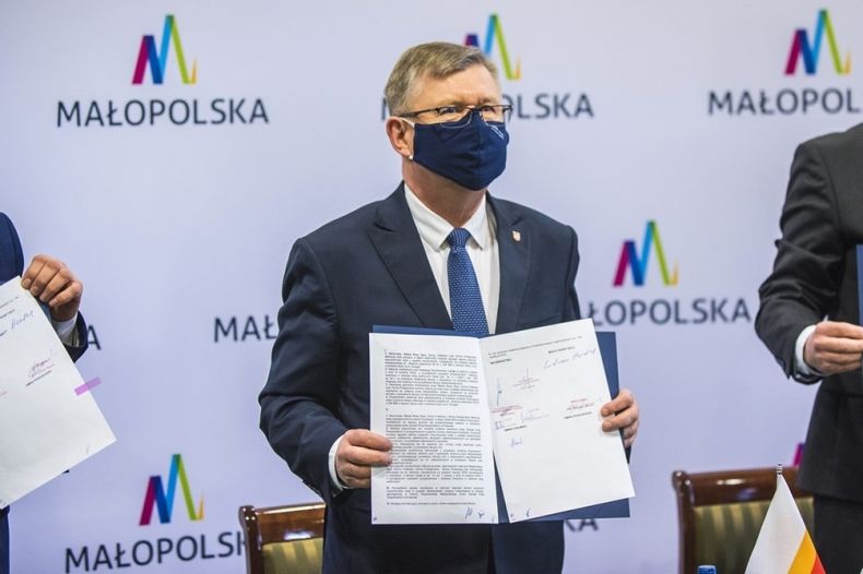 Marszałek Małopolski Witold Kozłowski prezentuje podpisany w Nowym Sączu list intencyjny
