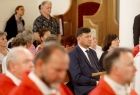 Radny Rafał Kosowski wśród osób duchownych i wiernych biorących udział w nabożeństwie