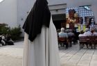 Siostra zakonna udająca się na mszę świętą