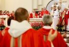 Kapłani biorący udział w mszy świętej