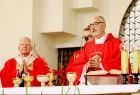 Metropolita krakowski arcybiskup Marek Jędraszewski i kardynał Michael Czerny stojący przy ołtarzu
