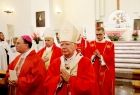 Arcybiskup Marek Jędraszewski raz z biskupami i kapłanami