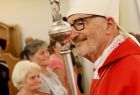 Uśmiechający się kardynał Michael Czerny trzymający w ręce kardynalski pastorał