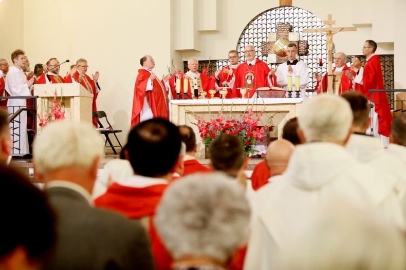 Kapłani i wierni biorący udział w mszy świętej