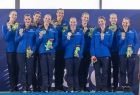Zwycięska kobieca drużyna z Izraela prezentuje złote medale i maskotki igrzysk europejskich
