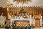 widok na ołtarz i księży odprawiających Mszę Święta