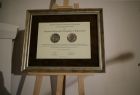 Nagroda Samorządu Województwa Małopolskiego Srebrny Medal Polonia Minor oparty na sztaludze.