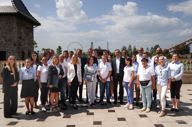 Prezydent Andrzej Duda i pracownicy parku rozrywki