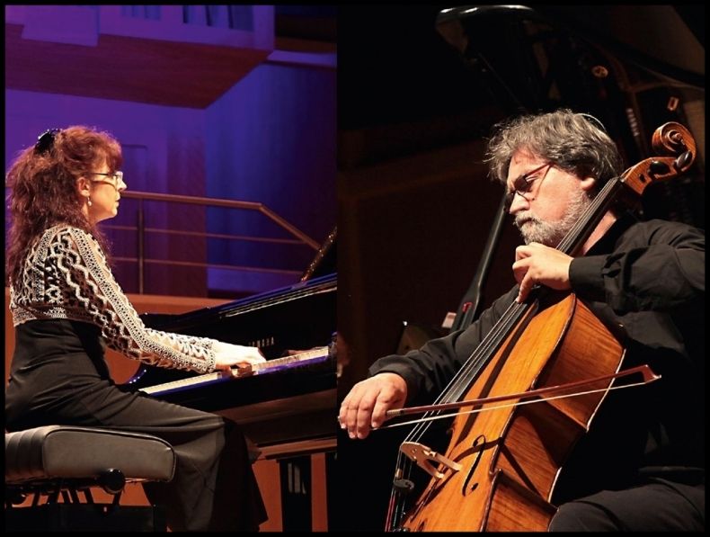 No kolorowej fotografi kobieta Pilar Valero gra na fortepianie, mężczyzna Ramon Gomez gra na wiolonczeli