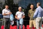 Wicemarszałek Łukasz Smółka i Tadeusz Arkit wręczają nagrody
