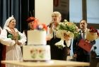 Iwona Gibas z zarządu województwa składa z bukietem kwiatów w ręku życzenia dla artystów z Osieka