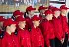 Młodzieżowa drużyna pożarnicza stojąca w dwuszeregu w trakcie obchodów 100-lecia OSP Broszkowice