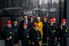 Wicemarszałek Łukasz Smółka i Iwona Gibas z zarządu województwa pozujący do wspólnej pamiątkowej fotografii wraz z członkami młodzieżowej drużyny pożarniczej
