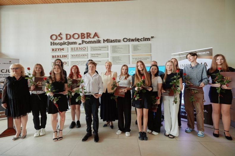 Iwona Gibas z zarządu województwa wraz z grupą młodzieży, młodymi artystami i wolontariuszami oświęcimskiego hospicjum 